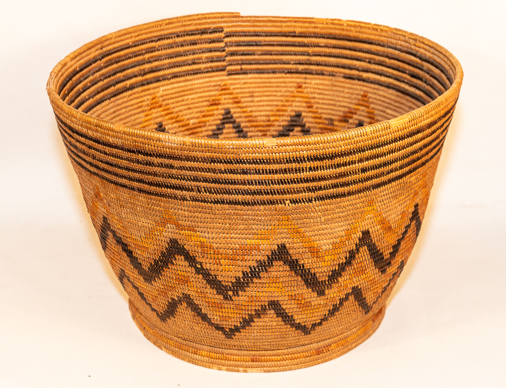 Large Mission basket with Spanish foot